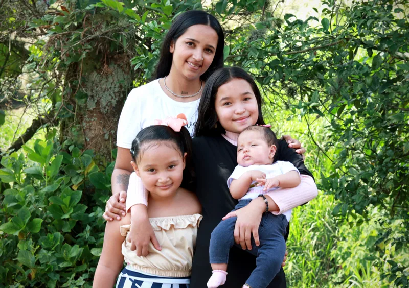 Una madre joven con sus tres hijas acompañadas por la Fundación