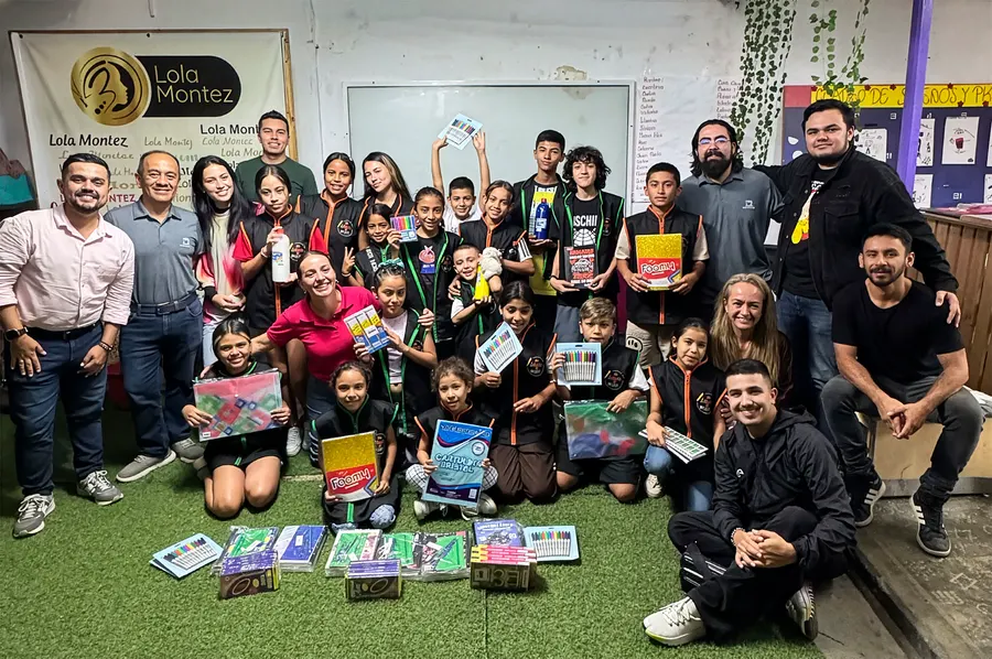 Entrega de útiles escolares a las niñas y niños del programa