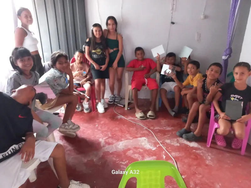 Grupo de niñas y niños reunidos en el salón durante una jornada