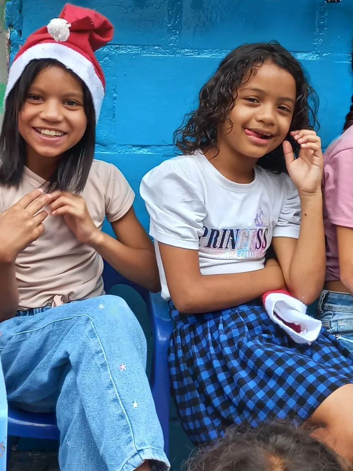 Dos niñas sonriendo durante una celebración de fin de año