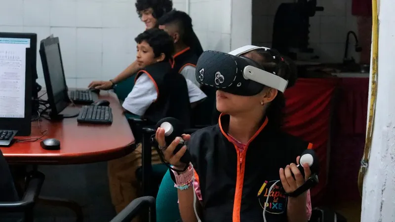 Una niña prueba unas gafas de realidad virtual mientras sus compañeros trabajan en computadores