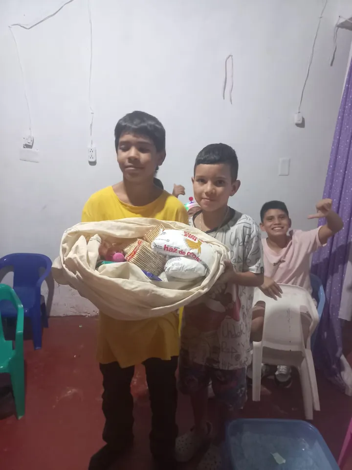 Niños recibiendo un mercado entregado por la Fundación