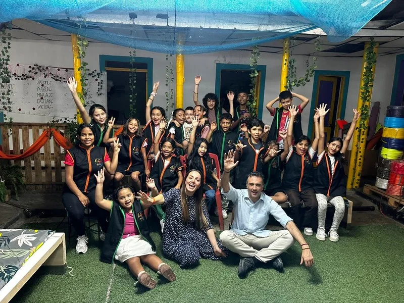 Niñas, niños y acompañantes reunidos en la sede antes del sismo